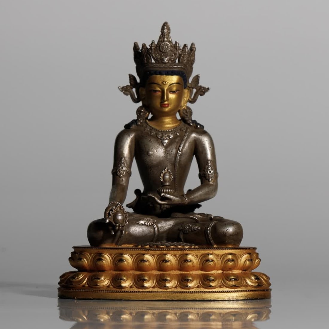A Ming Dynasty bronze gilt silver seated statue of Medicine Buddha Light: Ming Dynasty bronze gilded silver seated statue of Medicine Buddha Guang Guang SIZE: H:10.5cm W:7.9cm W:300g (The Dimensions Of All Batches Are Manually Measured.If You Need More Detailed Information,