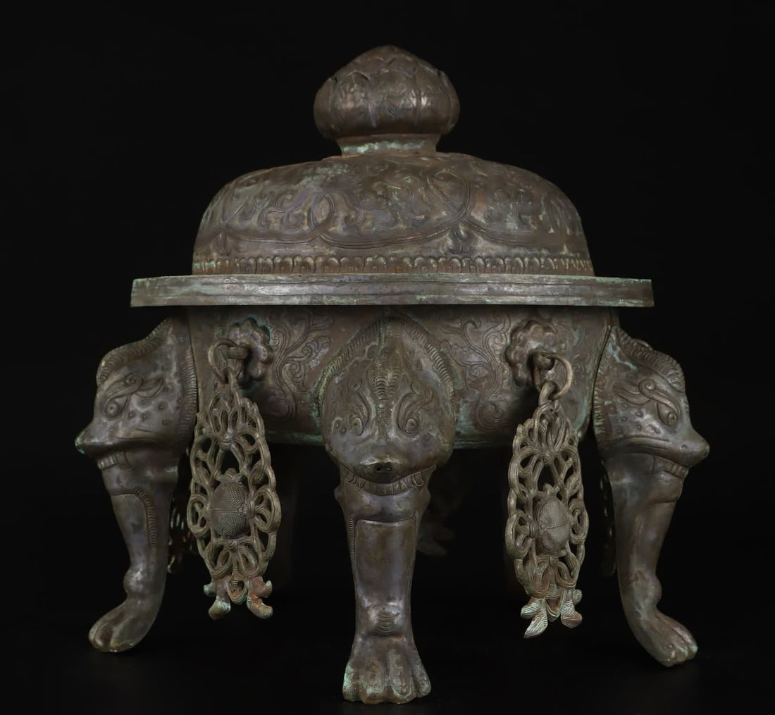 One piece: Qing Dynasty black silver five-legged burner: Qing Dynasty black silver five-legged censer SIZE: W:2368g H:30cm W:28cm (The Dimensions Of All Batches Are Manually Measured.If You Need More Detailed Information, Please Contact Our Customer