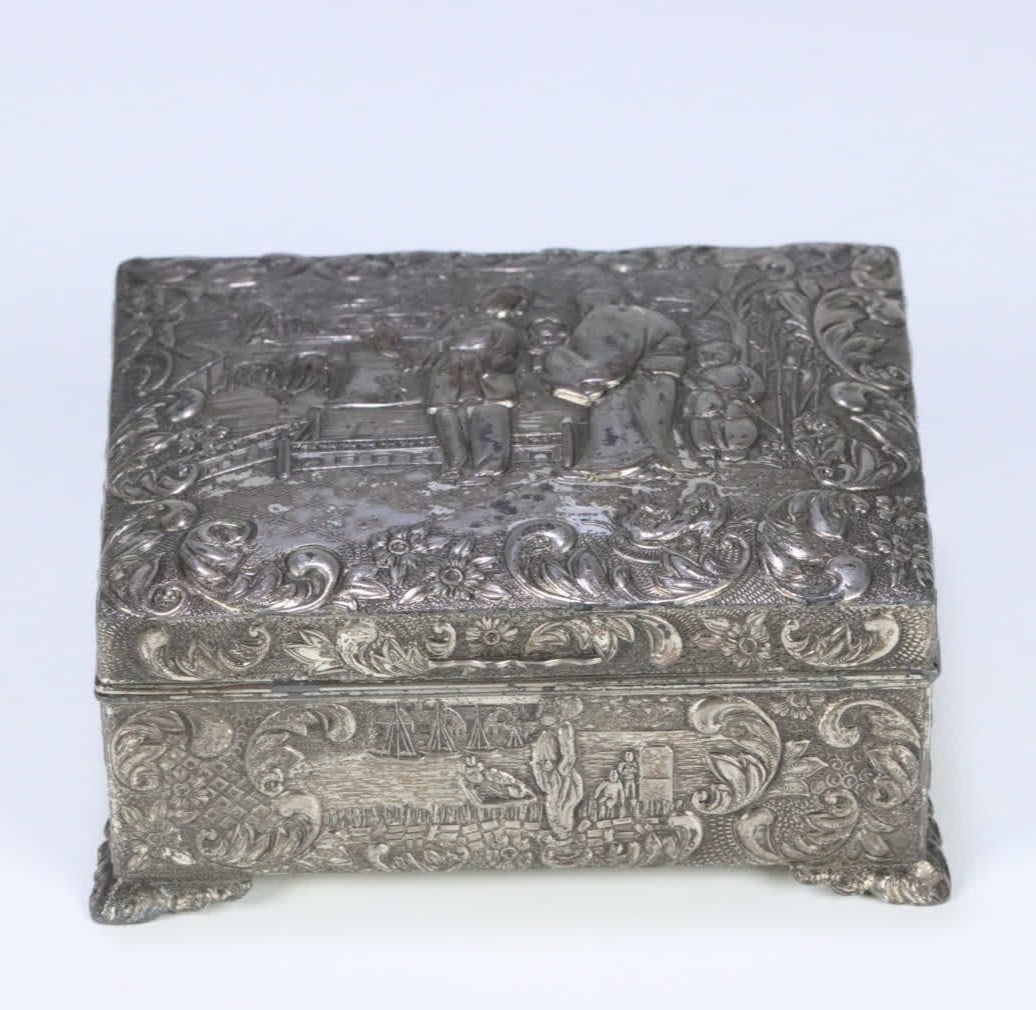 A late Qing dynasty bronze storage box with story motifs: Late Qing Dynasty bronze storage box with story patterns on figures SIZE: 10.2x8.7x4.4cm W:306.4g (The Dimensions Of All Batches Are Manually Measured.If You Need More Detailed Information, Please Con