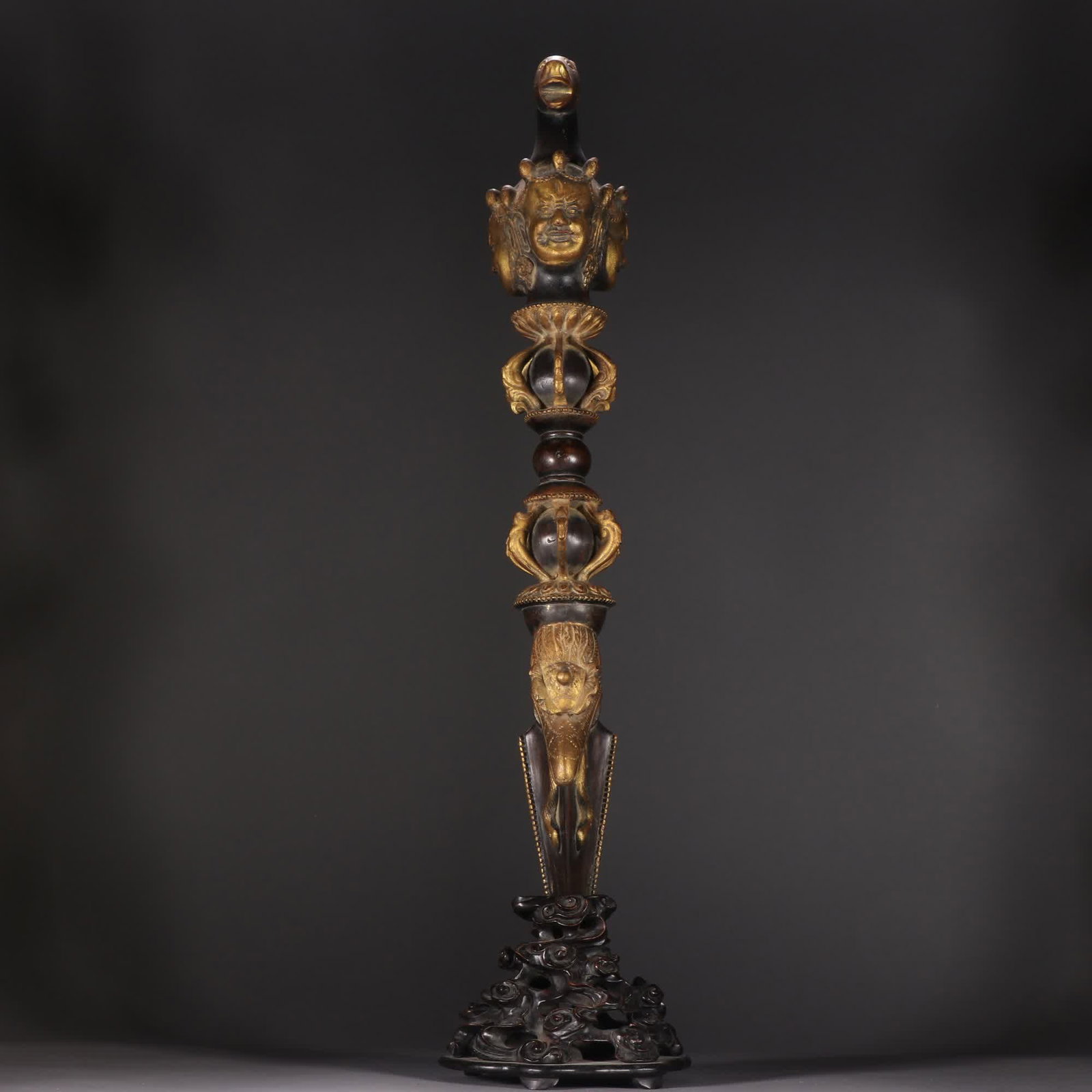 A Qingchenxiang gold-painted Vajra vajra pendant (1 of 9)