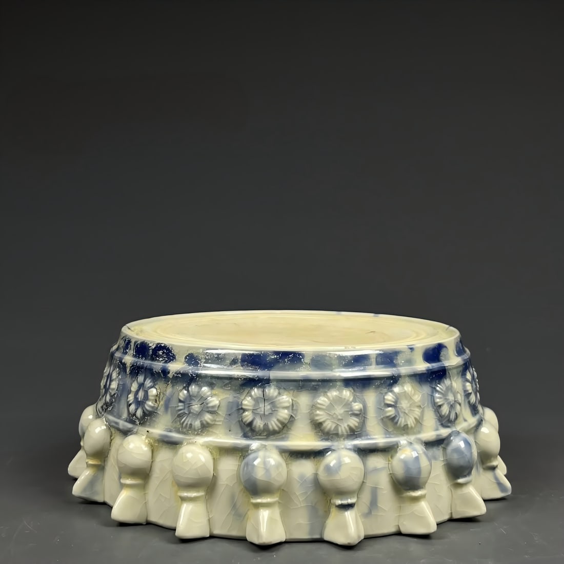 One Sui Dynasty white-glazed blue-hanging Biyong inkstone (1 of 9)