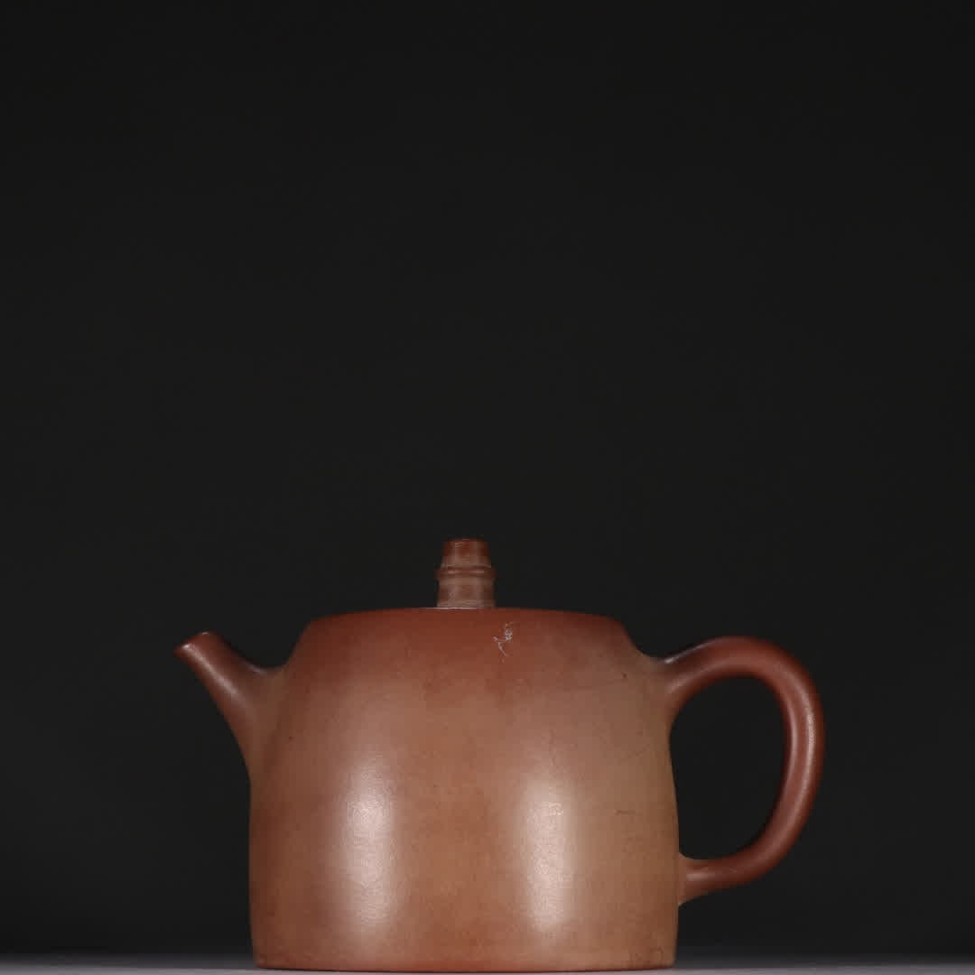 One Gu Jingzhou Yixing clay teapot: Gu Jingzhou inscribed a purple clay teapot SIZE: H:11cm W:16.6cm (The Dimensions Of All Batches Are Manually Measured.If You Need More Detailed Information, Please Contact Our Customer Service Before