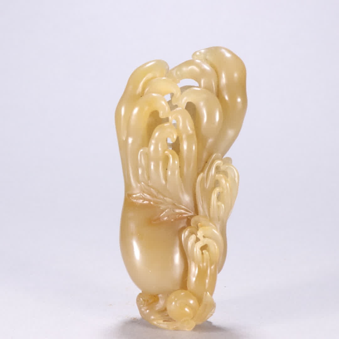 A stone Buddha hand carving from Qingshou Mountain: Qing dynasty Shoushan stone Buddha hand carving SIZE: L:12.2cm W:5.6cm W:193.1g (The Dimensions Of All Batches Are Manually Measured.If You Need More Detailed Information, Please Contact Our Customer 