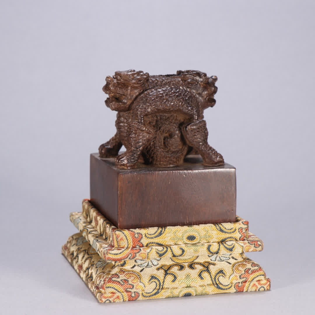 A Qing dynasty seal with agarwood dragon knob: Qing dynasty agarwood dragon knob seal SIZE: H:7.8cm W:6.3cm W:178.3g (The Dimensions Of All Batches Are Manually Measured.If You Need More Detailed Information, Please Contact Our Customer Service Be