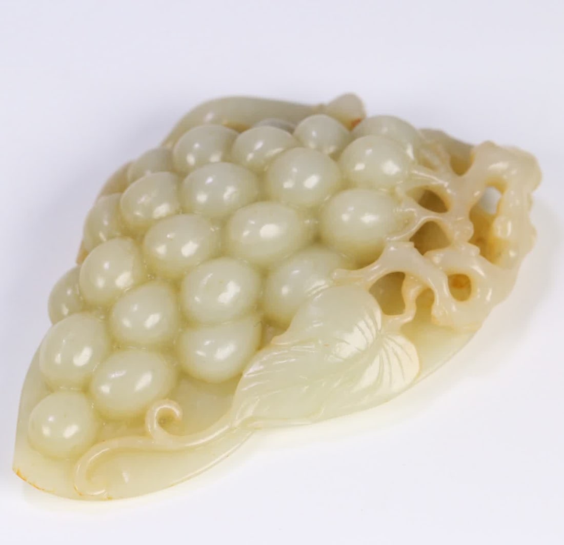 A Qing Dynasty Hetian jade squirrel grape ornament: Qing Dynasty Hetian jade squirrel grape ornament SIZE: 11x7.2x2.8cm W:208g (The Dimensions Of All Batches Are Manually Measured.If You Need More Detailed Information, Please Contact Our Customer Servi