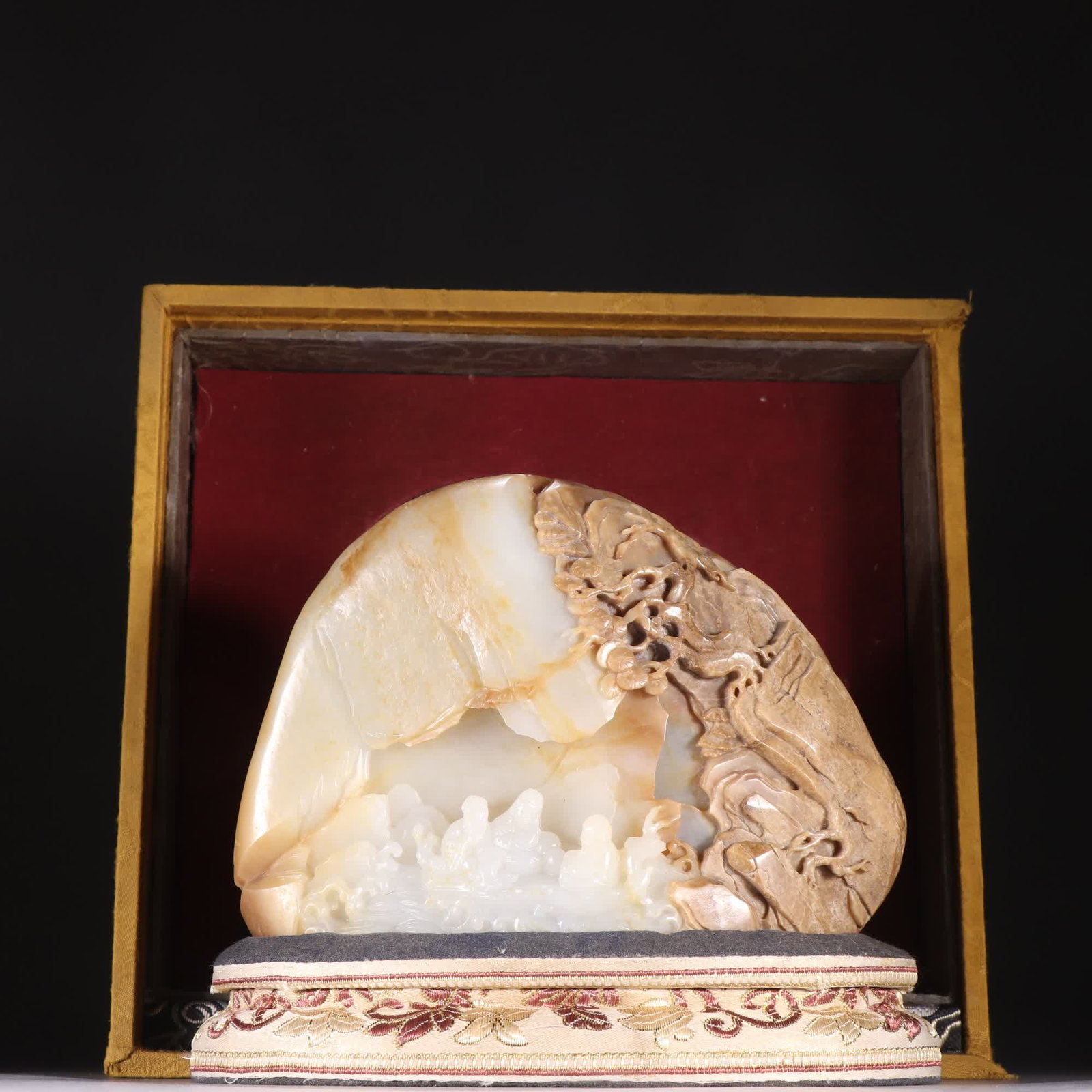 A Qing Dynasty Hetian jade landscape figure ornament: Qing Dynasty Hetian jade landscape figurines SIZE: H:12.2cm W:17cm W:1840g (The Dimensions Of All Batches Are Manually Measured.If You Need More Detailed Information, Please Contact Our Customer Servi