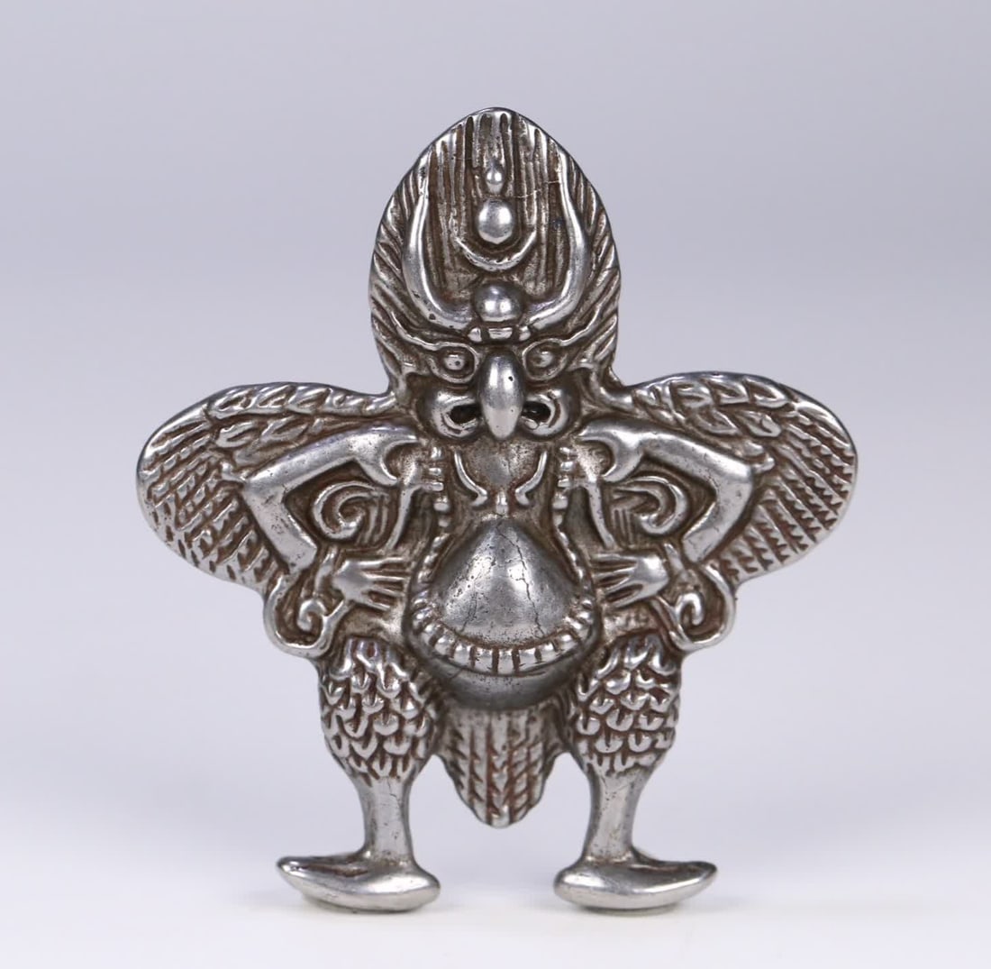 A Qing Dynasty Tibetan old Tian Tian iron Dapeng guardian plaque: The old Tibetan iron Dapeng guardian amulet from the Qing Dynasty SIZE: 6.8x6.1x0.9cm W:45.5g (The Dimensions Of All Batches Are Manually Measured.If You Need More Detailed Information, Please Contact