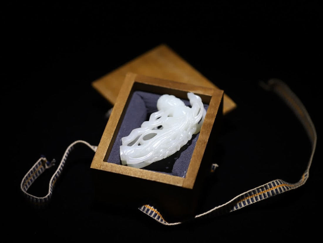 A Hetian jade carved fairy carving (1 of 10)