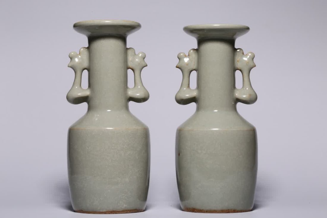 A pair of Song Dynasty Longquan double-phoenix ear vases: Song Dynasty Longquan Double-Phoenix Handle Vase Pair: Appreciation vases are entirely coated with Longquan celadon glaze, with a rim, straight neck, folded shoulder, tube belly, ring foot, and symmet