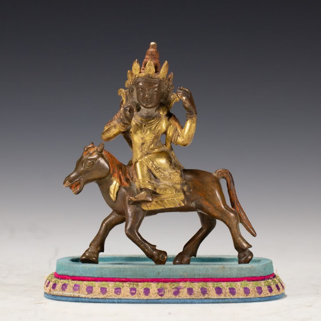 A Qing Dynasty gilt bronze Buddha statue: A gilt bronze Buddha statue from the Qing Dynasty SIZE: L:10.5cm W:4.5cm H:12cm W:500g (The Dimensions Of All Batches Are Manually Measured.If You Need More Detailed Information, Please Contact Our