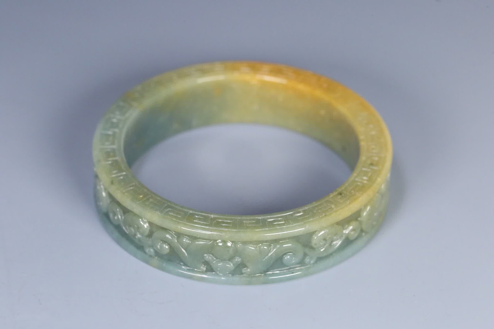 A vintage jadeite bat dragon pattern bracelet: Old jadeite bat and dragon pattern bracelet SIZE: Inner diameter 5.9cm W: 1.5cm W: 82g (The Dimensions Of All Batches Are Manually Measured.If You Need More Detailed Information, Please Contact Our