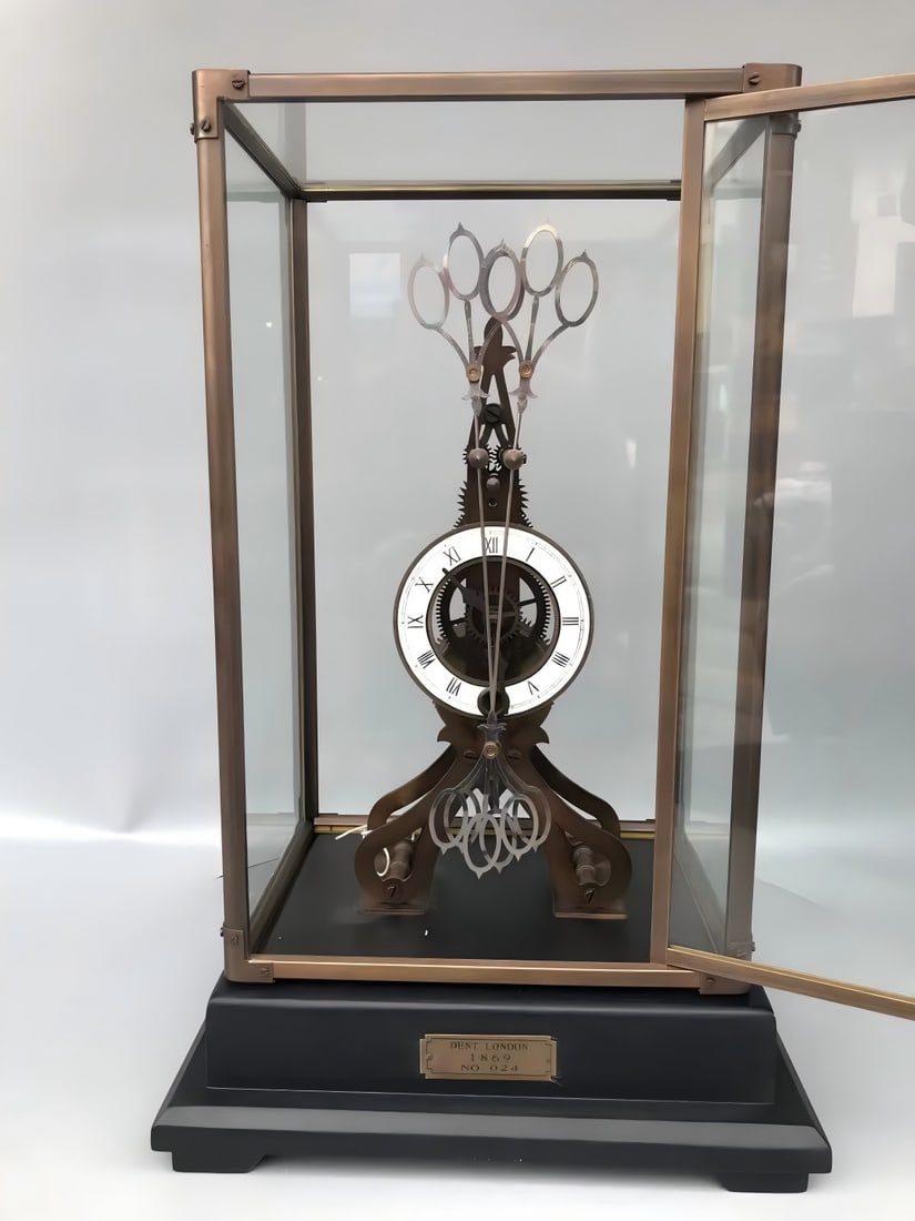A late Qing dynasty scissor brass mechanical ancient clock: Ancient ancient clock with scissor brass scissors from the late Qing dynasty SIZE: 25x20x39cm (The Dimensions Of All Batches Are Manually Measured.If You Need More Detailed Information, Please