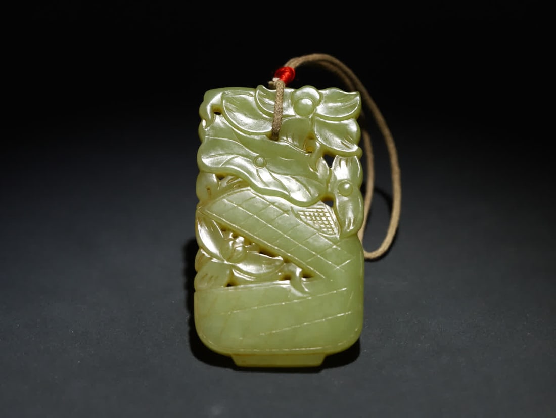 A Qing Dynasty old Hetian yellow jade lotus plaque: Qing Dynasty Old Hetian Yellow Jade Lotus Plaque: The jade is finely textured, tightly structured, with exquisite carving skills. The double-sided work features carved lotus flowers and leaves, with s