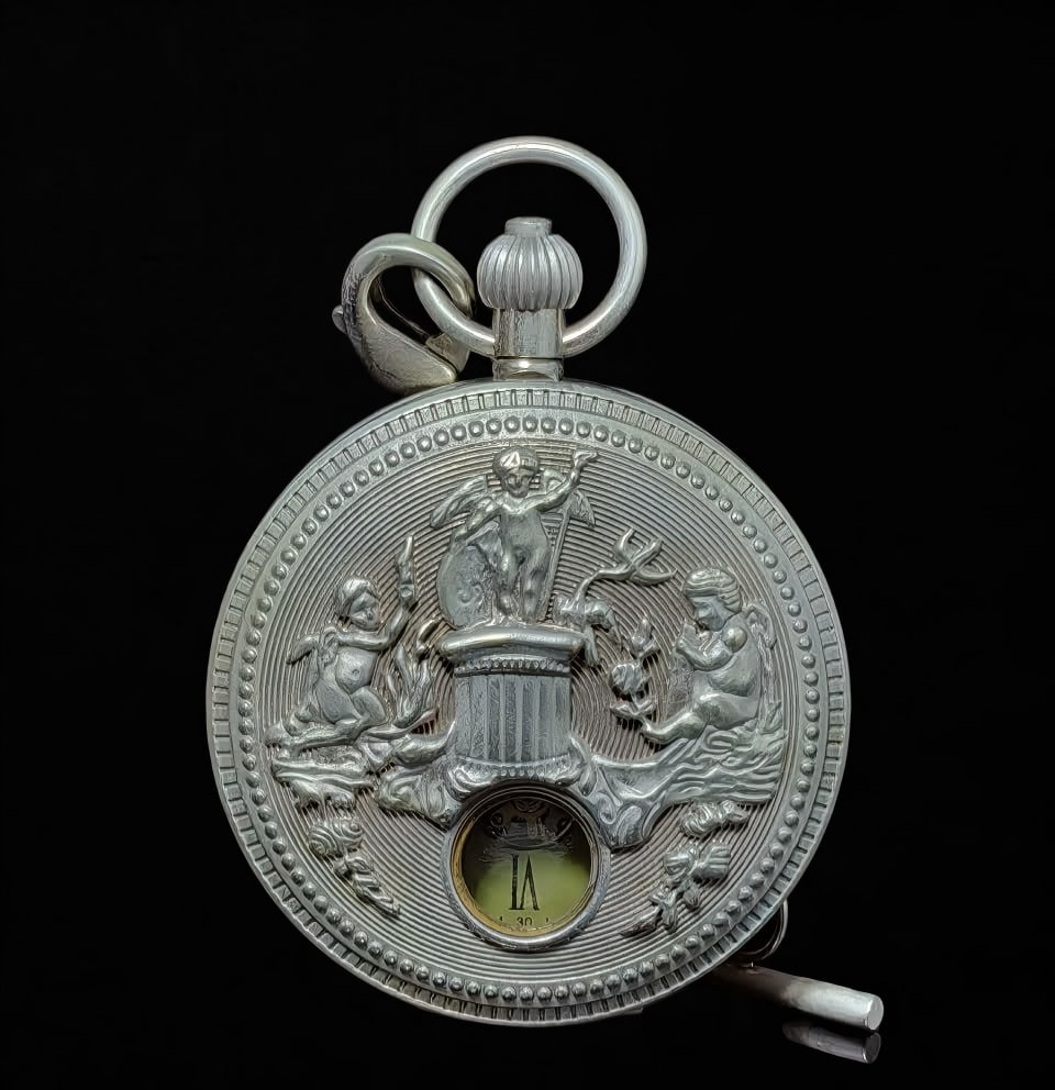 A late Qing dynasty double-open pocket watch: In the late Qing dynasty, I open my pocket watch in pairs SIZE: D:55mm (The Dimensions Of All Batches Are Manually Measured.If You Need More Detailed Information, Please Contact Our Customer Service