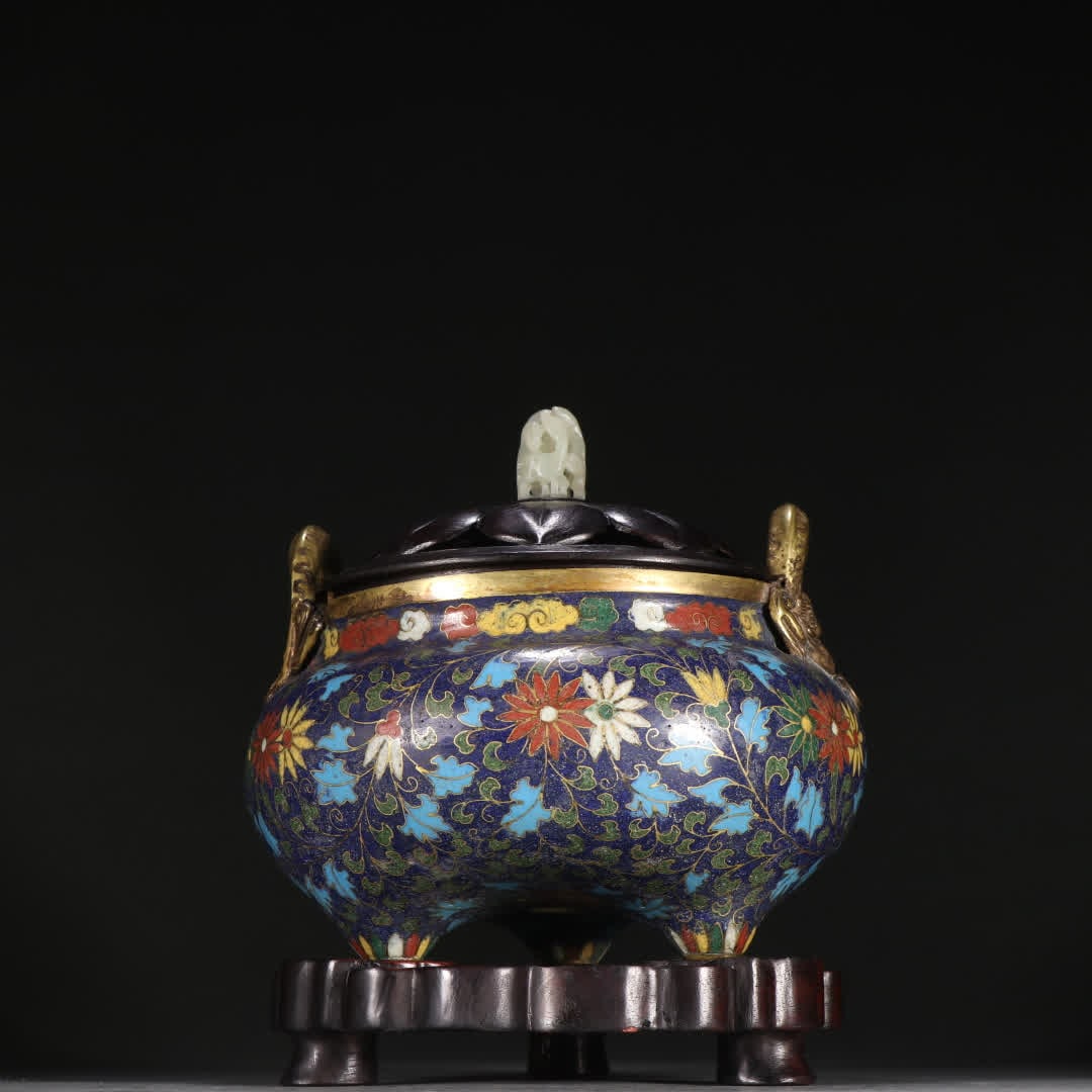 A Ming Dynasty bronze-bodied cloisonne three-legged incense burner with entwined floral patterns: Ming Dynasty bronze-bodied cloisonne three-legged incense burner with entwined floral patterns SIZE: H:18.5cm W:14.4cm W:1122.1g (The Dimensions Of All Batches Are Manually Measured.If You Need More D