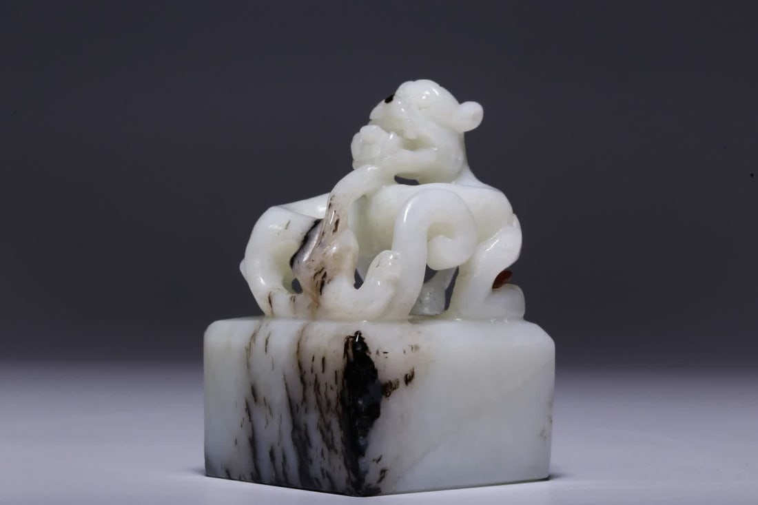 A piece from before the Ming Dynasty, Hetian white jade with black indigo dragon knob square seal (1 of 11)