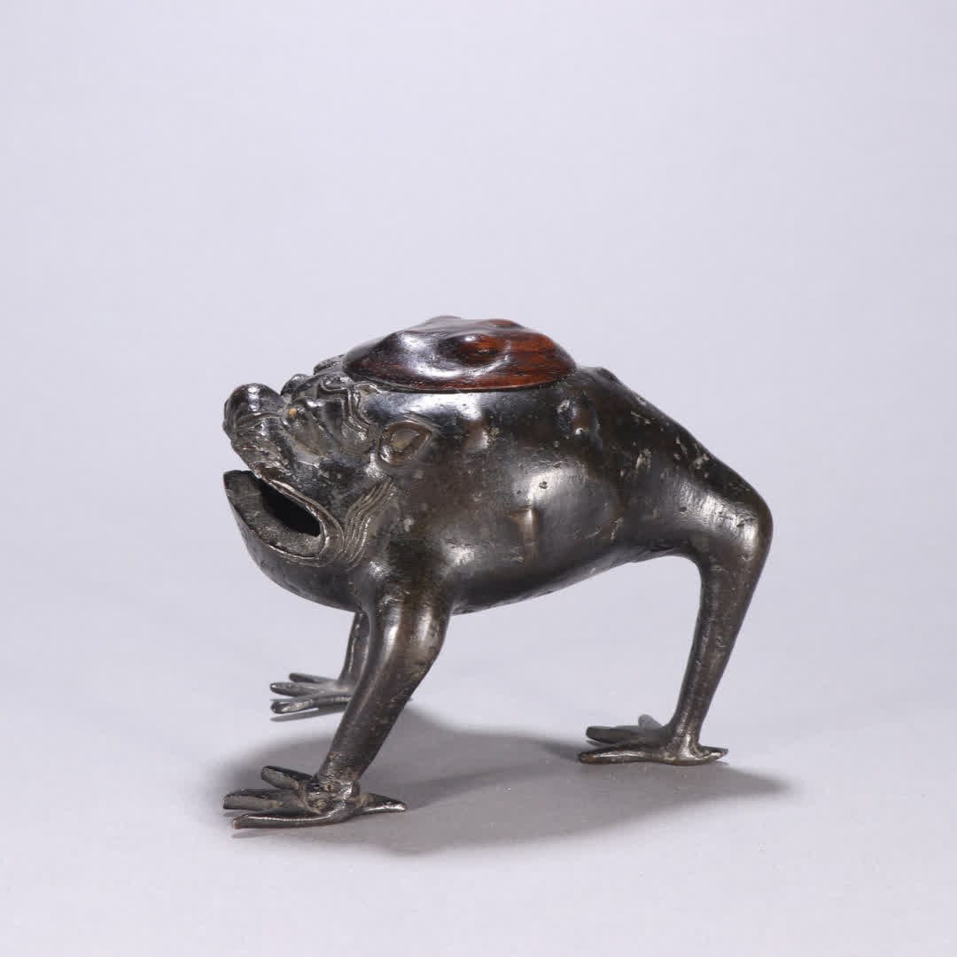 A bronze three-legged golden toad incense burner: A bronze three-legged golden toad incense burner SIZE: H:8.3cm W:10.5cm W:363.9g (The Dimensions Of All Batches Are Manually Measured.If You Need More Detailed Information, Please Contact Our Customer