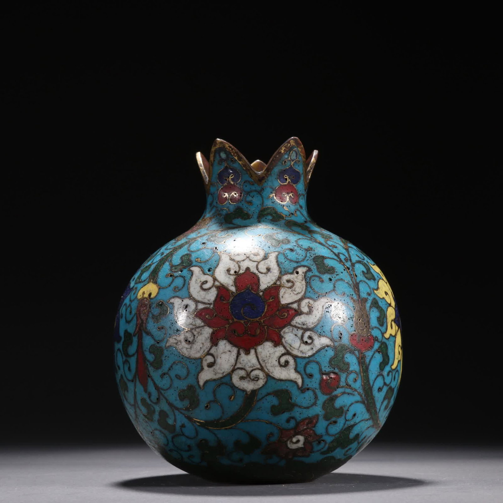 A Ming Dynasty gilt bronze cloisonne pomegranate wine vessel: Ming Dynasty: Gilt bronze cloisonne pomegranate wine vessel SIZE: H:13.6cm W:11.7cm W:440.2g (The Dimensions Of All Batches Are Manually Measured.If You Need More Detailed Information, Please Contact 