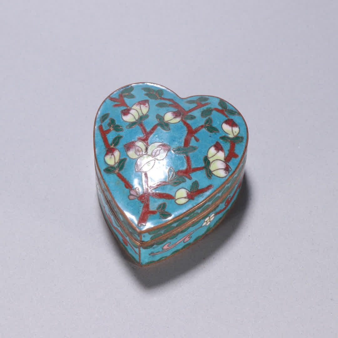 A Qing Dynasty bronze-bodied cloisonne heart-shaped peach box with a longevity peach pattern: Qing Dynasty copper-bodied cloisonne heart-shaped peach box with longevity peaches SIZE: H:4cm W:8cm W:158.1g (The Dimensions Of All Batches Are Manually Measured.If You Need More Detailed Information
