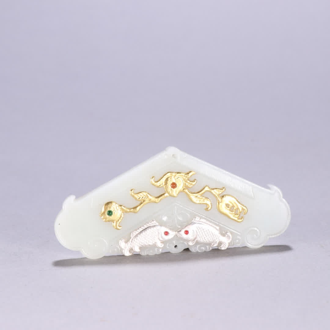 A Qing Dynasty Hetian jade chime inlaid with gold and silver double fish patterns: Qing Dynasty Hetian jade chime with gold and silver double fish patterns SIZE: H:4cm W:9cm W:34.9g (The Dimensions Of All Batches Are Manually Measured.If You Need More Detailed Information, Please Co