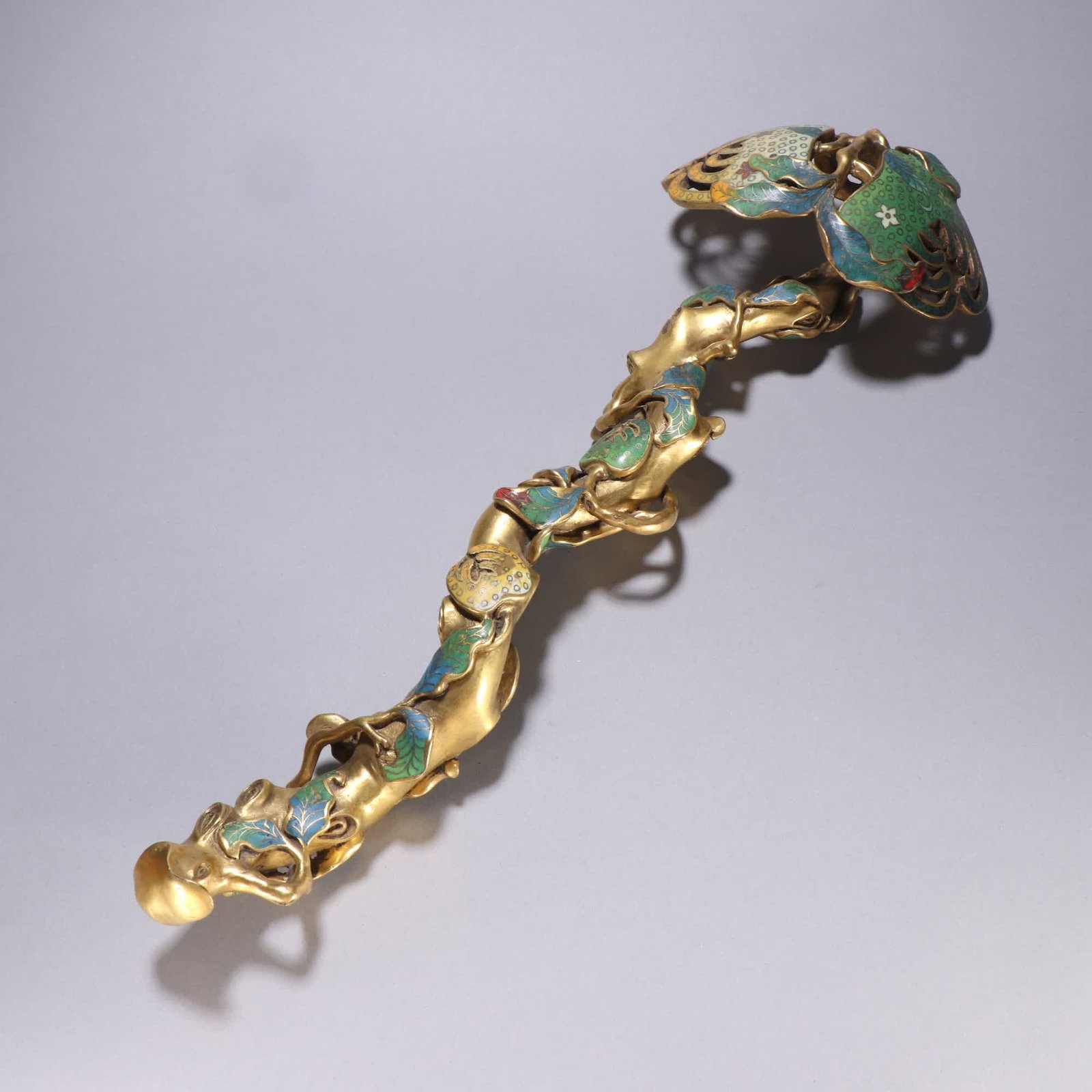 A Qing Dynasty copper gilt cloisonne Buddha's hand ruyi handle: Qing Dynasty copper-gilt cloisonne Buddha's hand ruyi handle SIZE: L:47.5cm W:16.5cm W:3085.6g (The Dimensions Of All Batches Are Manually Measured.If You Need More Detailed Information, Please Contac