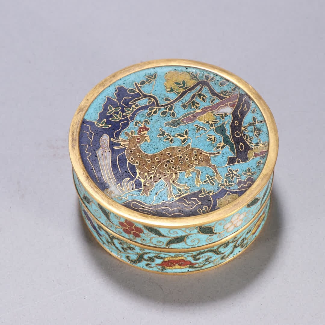 One Xuande edition copper gilt cloisonne "Fulfillment of Fortune and Prosperity" lid box: Xuande Edition: Copper gilt cloisonne "Fortune and Prosperity Double Complete" lid box SIZE: H:3.9cm W:8.4cm W:310g (The Dimensions Of All Batches Are Manually Measured.If You Need More Detailed Infor