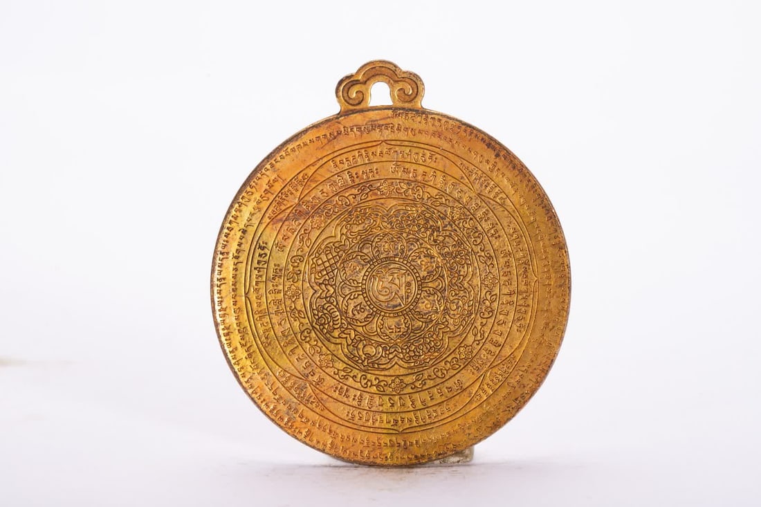 A Qing Dynasty bronze gilt plaque: Qing Dynasty bronze gilt plaque SIZE: L:7cm W:6cm W:50g (The Dimensions Of All Batches Are Manually Measured.If You Need More Detailed Information, Please Contact Our Customer Service Before Bidding.)