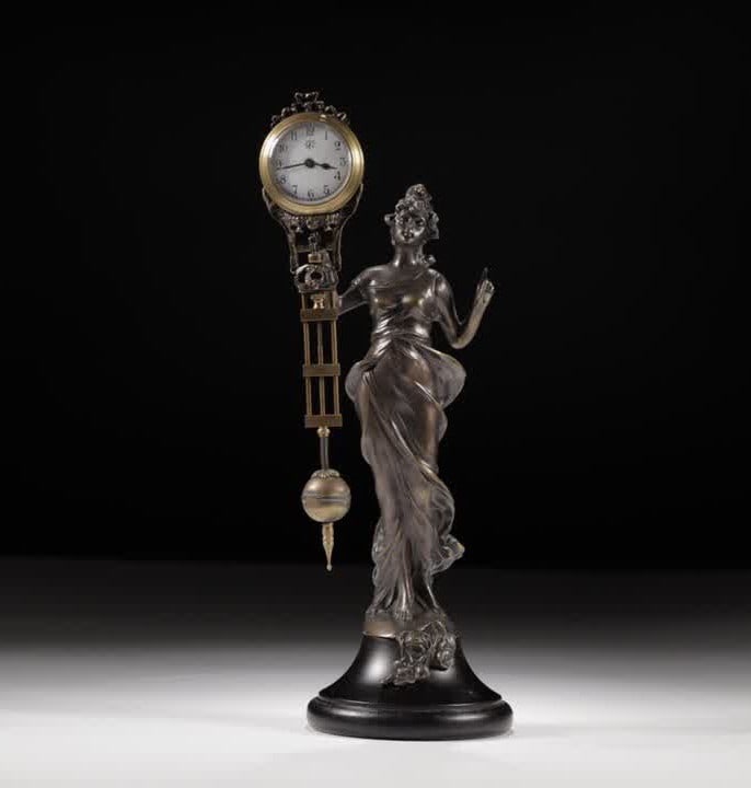 A clock ornament from the Republic of China era featuring Western figures: A clock ornament of a Western figure from the Republic of China era SIZE: H:30.5cm Weight: 904.4g (The Dimensions Of All Batches Are Manually Measured.If You Need More Detailed Information, Please Con