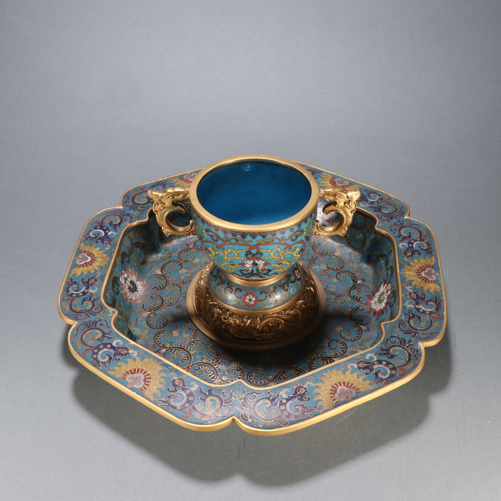A Qing Dynasty copper gintele wine warmer with entwined lotus branches and a gilt cloisonne: Qing Dynasty copper gilt cloisonne lotus pattern wine warmer SIZE: Specifications: H:11cm W:27.5cm W:1900g (The Dimensions Of All Batches Are Manually Measured.If You Need More Detailed Information, P