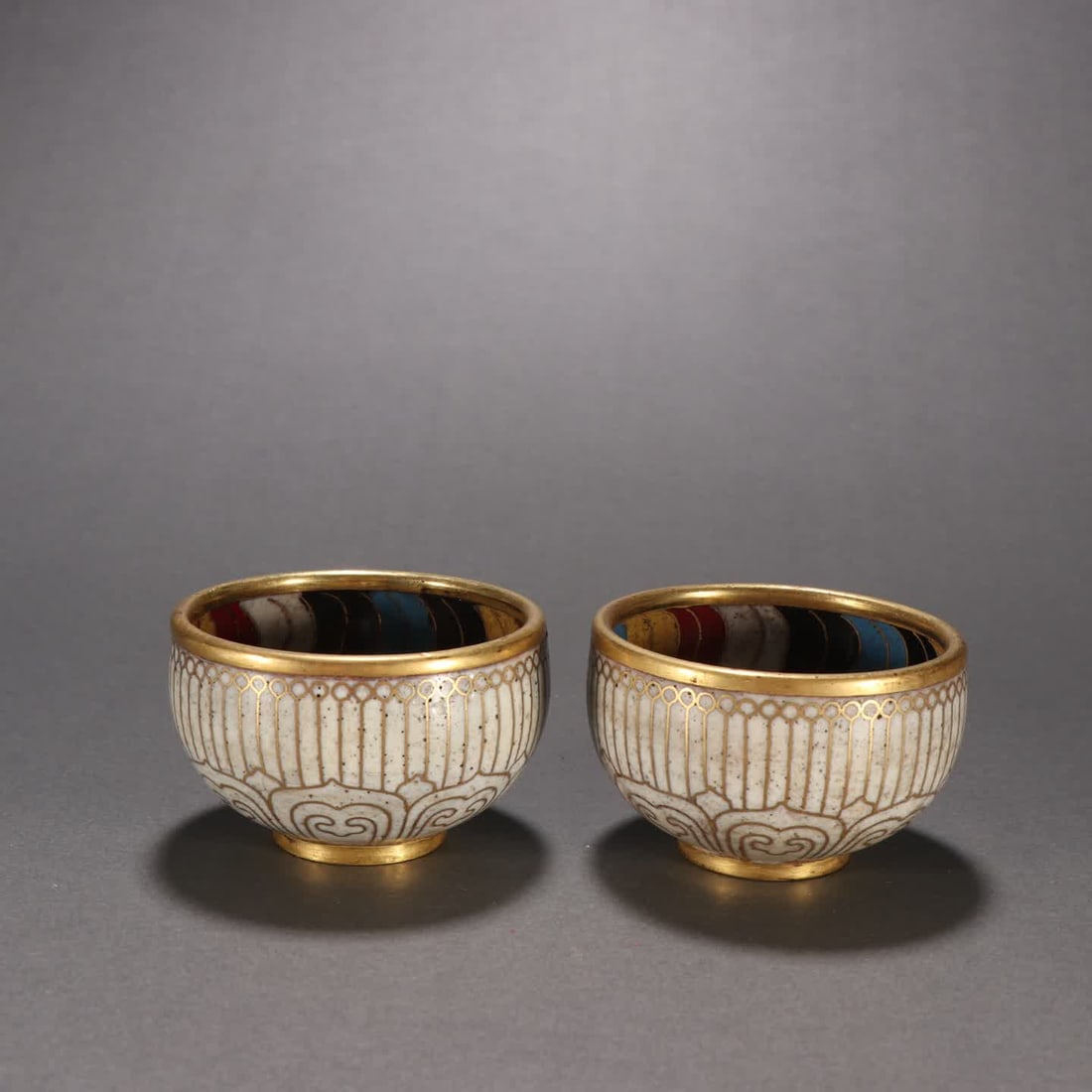 A pair of Qing Dynasty cloisonne tea bowls: A pair of cloisonne tea bowls from the Qing Dynasty SIZE: H:4.5cm W:7.1cm Total W:340g (The Dimensions Of All Batches Are Manually Measured.If You Need More Detailed Information, Please Contact Our Cu