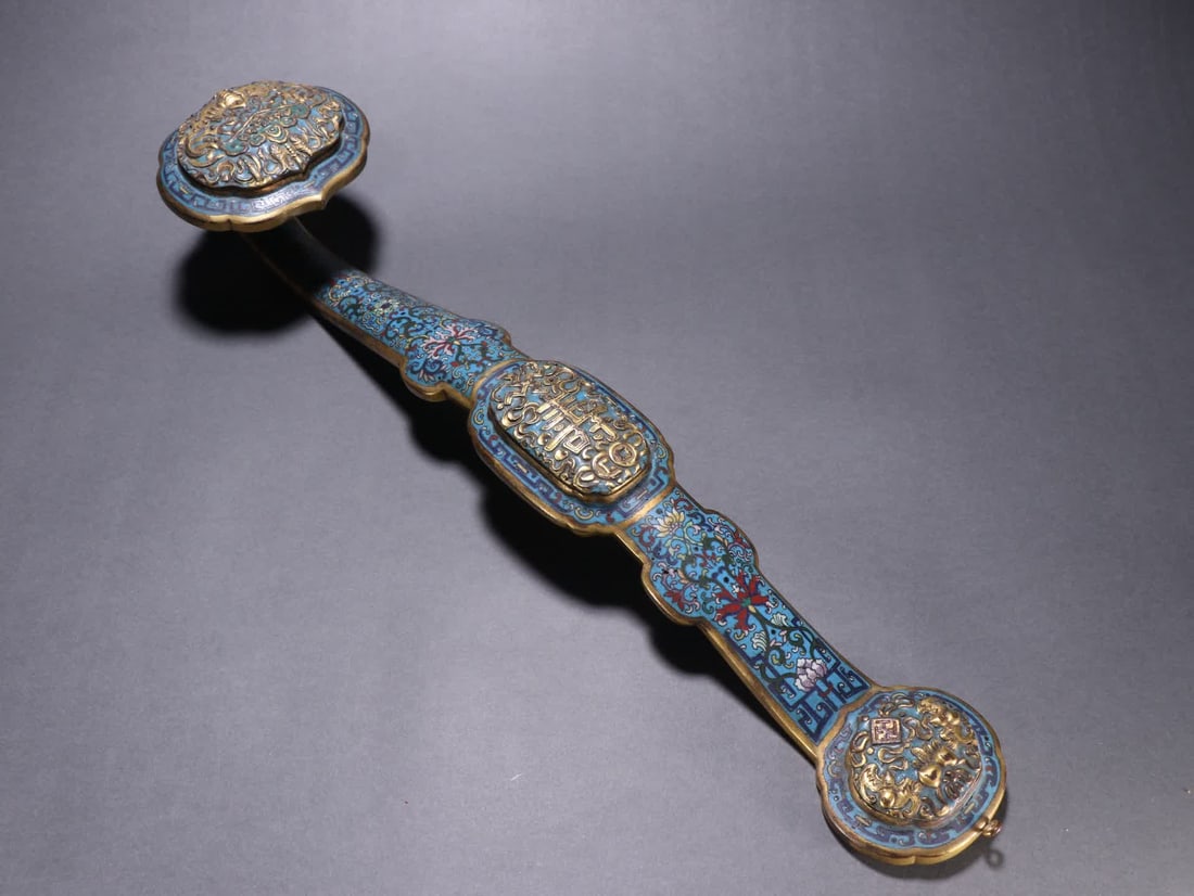A Qing Dynasty bronze gilt cloisonne bat-patterned ruyi: Qing Dynasty gilt bronze cloisonne bat pattern ruyi SIZE: L:45.2cm W:11cm W:864g (The Dimensions Of All Batches Are Manually Measured.If You Need More Detailed Information, Please Contact Our Customer