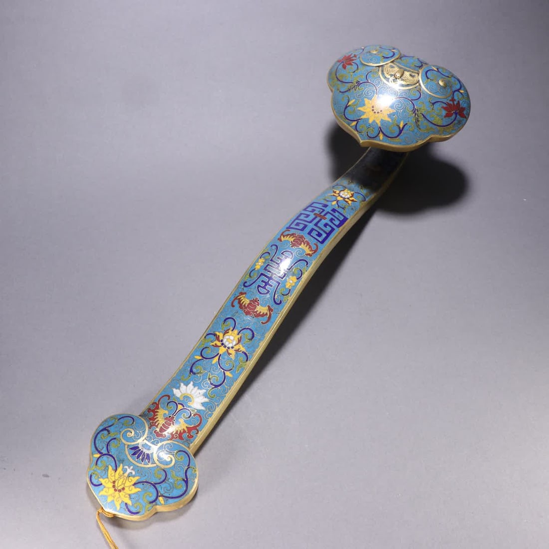 A piece from the Qing Dynasty with a copper-inlaid cloisonne bat-patterned ruyi handle (1 of 9)