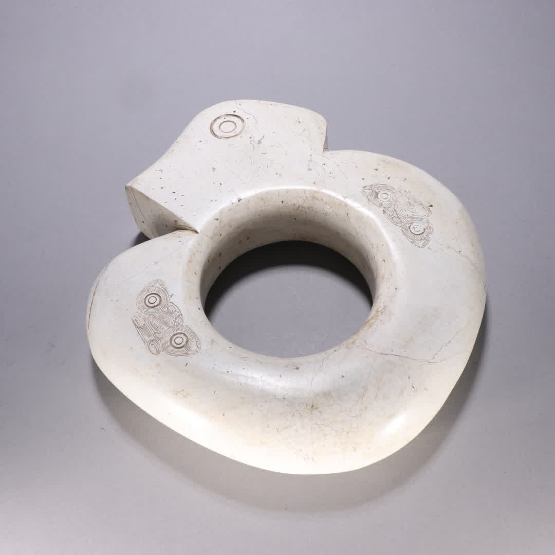 A piece of Hongshan culture chicken bone white jade pig dragon: Hongshan Culture: Chicken bone white jade pig dragon SIZE: W:26x26.5cm W:4860g (The Dimensions Of All Batches Are Manually Measured.If You Need More Detailed Information, Please Contact Our Customer S