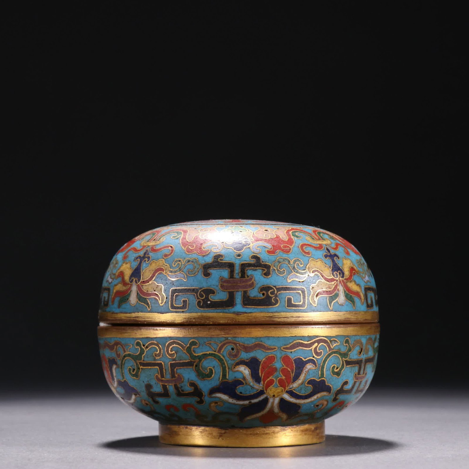One Qing Dynasty: cloisonne Fushou pattern lidded box: Qing Dynasty: Cloisonne Fushou Pattern Lid Box SIZE: H:5.8cm W:7.4cm W:330g (The Dimensions Of All Batches Are Manually Measured.If You Need More Detailed Information, Please Contact Our Customer Serv