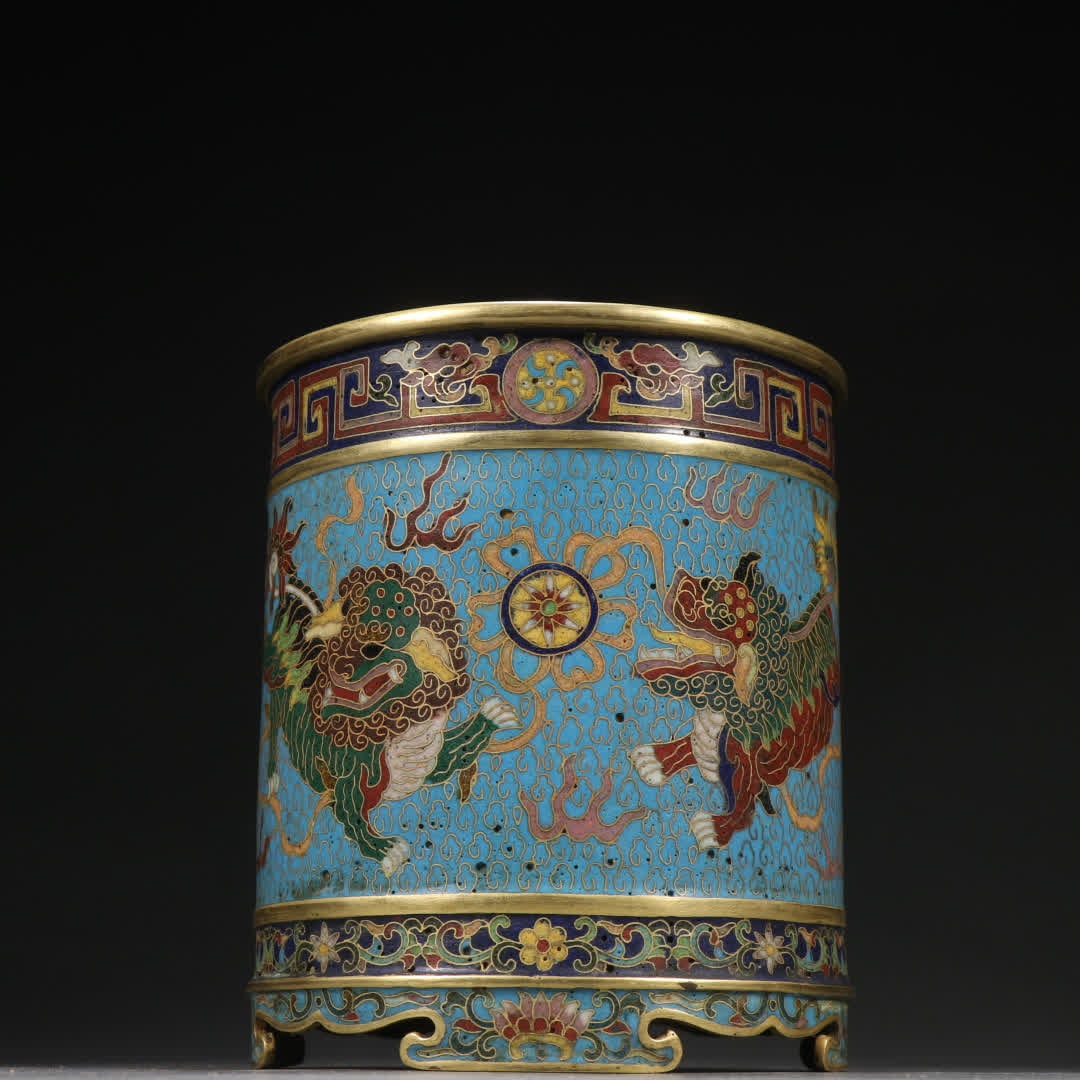 A Qing Dynasty bronze gilt cloisonne pen holder with lion play ball pattern: Qing Dynasty bronze gilt cloisonne lion play ball pattern pen pot SIZE: H:15.5cm W:13.5cm W:1562.1g (The Dimensions Of All Batches Are Manually Measured.If You Need More Detailed Information, Please C