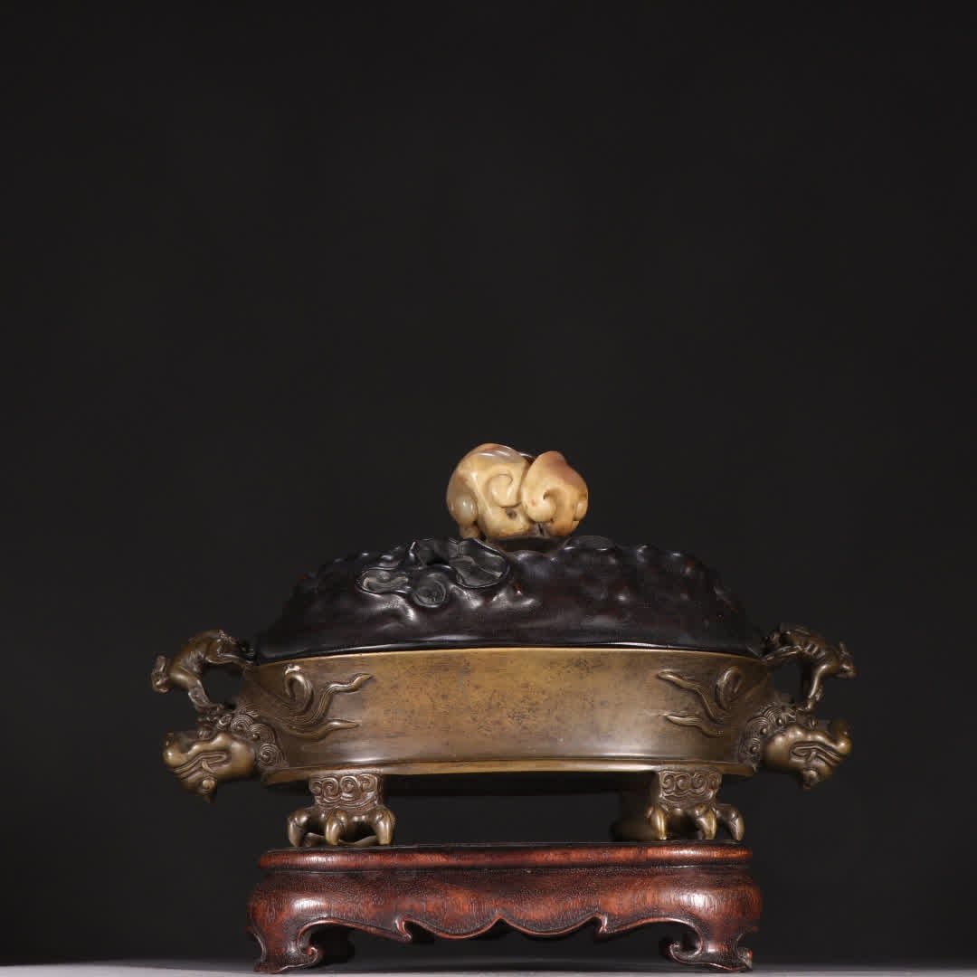 A Qing Dynasty bronze dragon incense burner: Qing Dynasty bronze dragon incense burner SIZE: H:15cm W:20cm W:1452.9g (The Dimensions Of All Batches Are Manually Measured.If You Need More Detailed Information, Please Contact Our Customer Service 