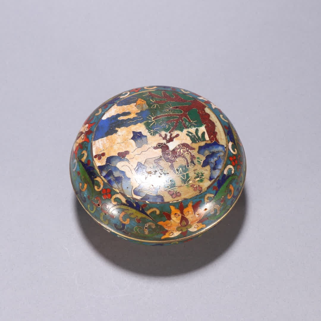 A Qing Dynasty gilt bronze cloisonne "Songlu Tongchun" lid box: Qing Dynasty gilt copper cloisonne "Pine and Deer Together in Spring" lid box SIZE: H:5.1cm W:10.1cm W:281.8g (The Dimensions Of All Batches Are Manually Measured.If You Need More Detailed Information