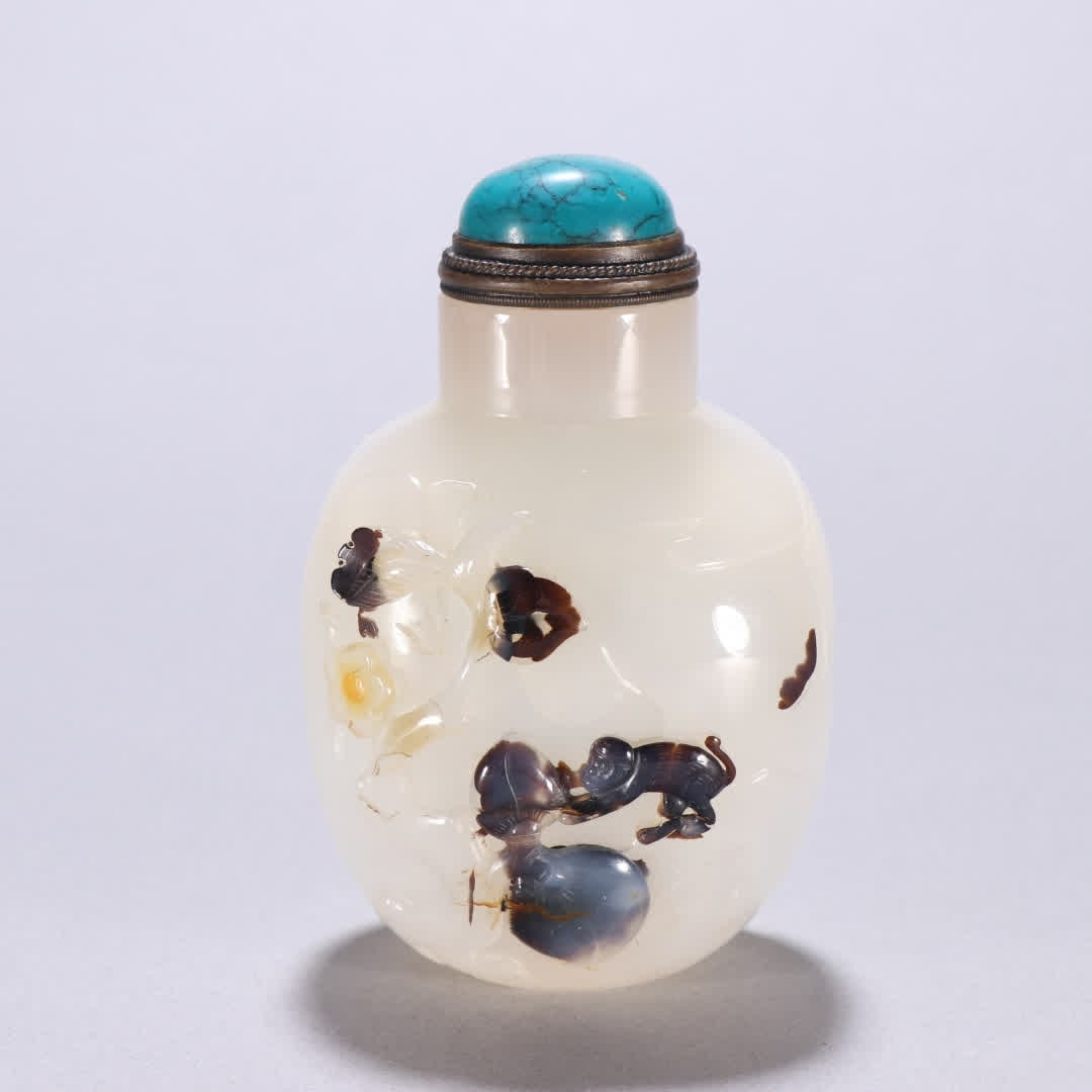 A Qing Dynasty agate snuff bottle crafted with skillfully carved spirit monkeys for longevity: Qing Dynasty Agate Skillfully Carved Spirit Monkey Birthday Birthday Snuff Bottle SIZE: H:9.2cm W:6.1cm W:150g (The Dimensions Of All Batches Are Manually Measured.If You Need More Detailed Informatio
