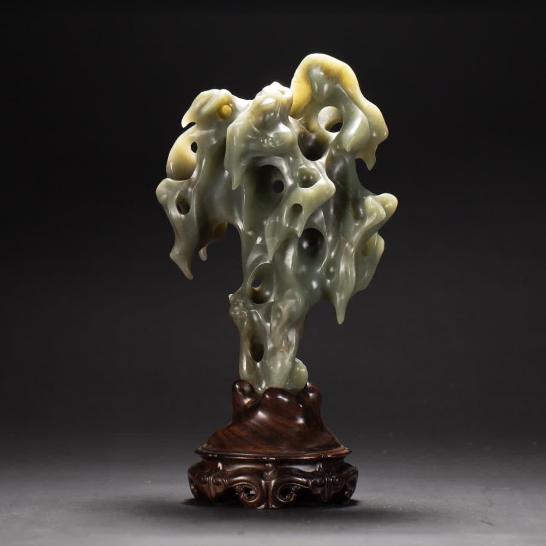 A Qing Dynasty Hetian jade ornament: Qing Dynasty Hetian jade ornament SIZE: L:15cm W:10cm H:28cm W:1600g (The Dimensions Of All Batches Are Manually Measured.If You Need More Detailed Information, Please Contact Our Customer Service Bef