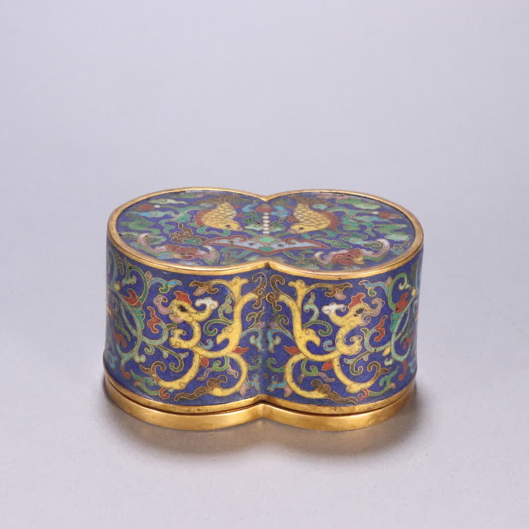A Qing Dynasty copper gilt cloisonne double-fish pattern double-linked finger ring box: Qing Dynasty Gilt Copper Cloisonne Double Fish Pattern Double-Linked Finger Ring Box SIZE: H:5.4cm W:10.1cm W:506g (The Dimensions Of All Batches Are Manually Measured.If You Need More Detailed Inform