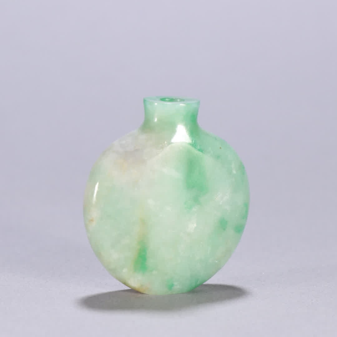 A Qing Dynasty jade snuff bottle: Qing Dynasty Jade Snuff Bottle SIZE: H:4.8cm W:4.3cm W:42.5g (The Dimensions Of All Batches Are Manually Measured.If You Need More Detailed Information, Please Contact Our Customer Service Before Bidd
