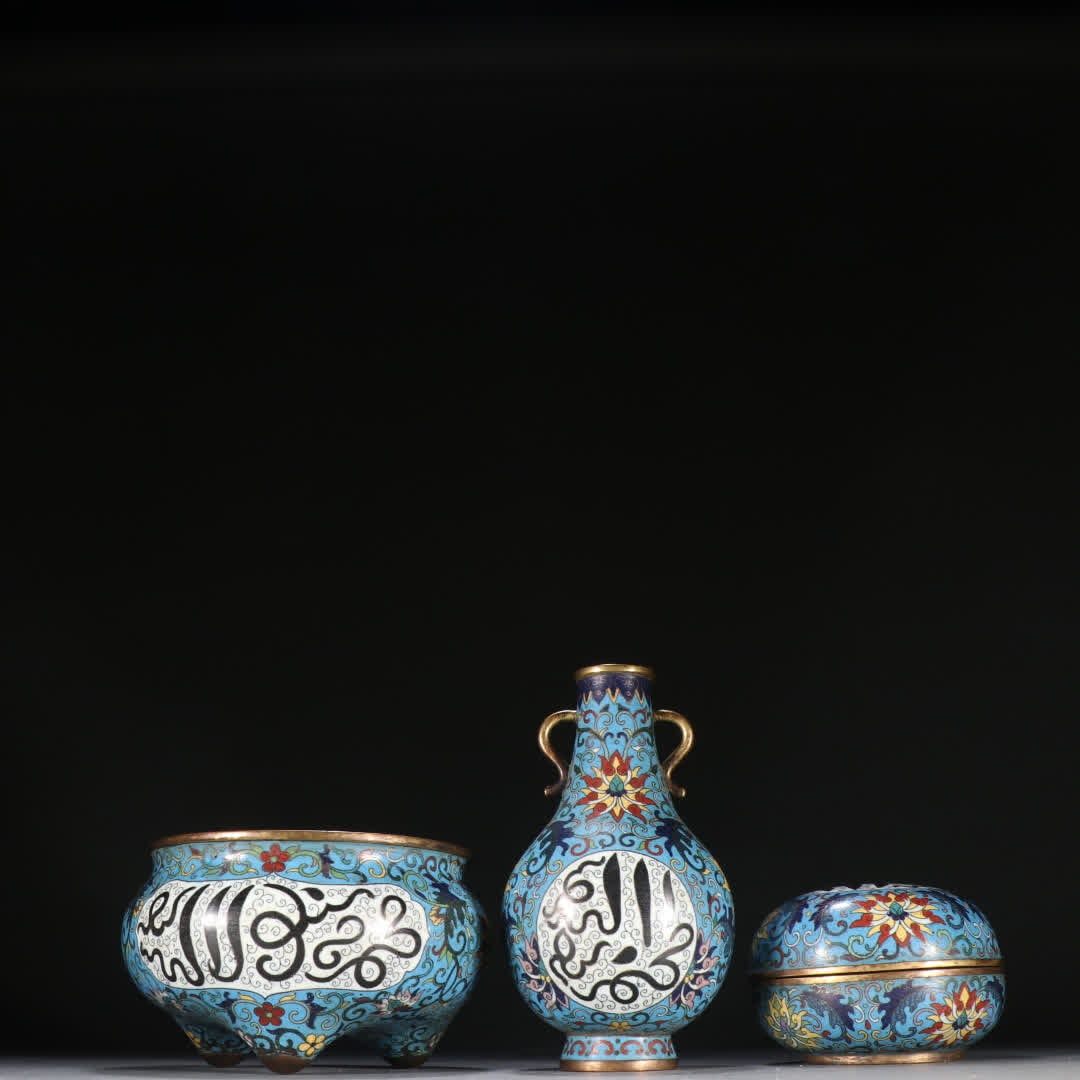 A set of Qing Dynasty copper gilt cloisonne Awen entwined lotus pattern burner bottle box: Qing Dynasty gilt bronze cloisonne Abin entwined lotus pattern burner bottle box set SIZE: Specifications: Bottle H: 15cm W: 8.6cm W: 440g Furnace H: 8cm W: 13.4cm W: 710g Box H: 6.5cm W: 9.6cm W: 447
