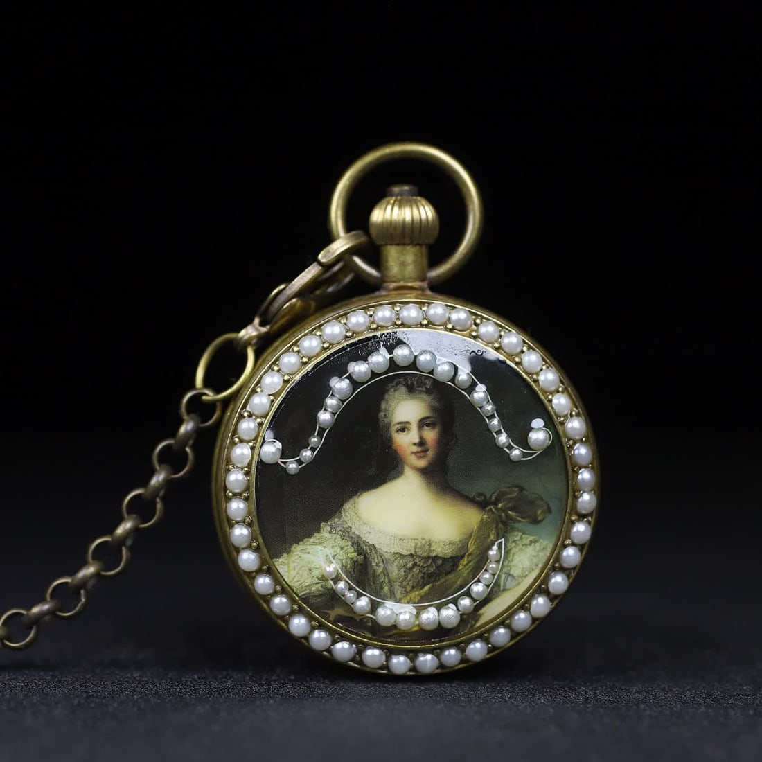 A pocket watch of a late Qing European figure: Pocket watch of late Qing European figures SIZE: D:50mm (The Dimensions Of All Batches Are Manually Measured.If You Need More Detailed Information, Please Contact Our Customer Service Before Bidding.)