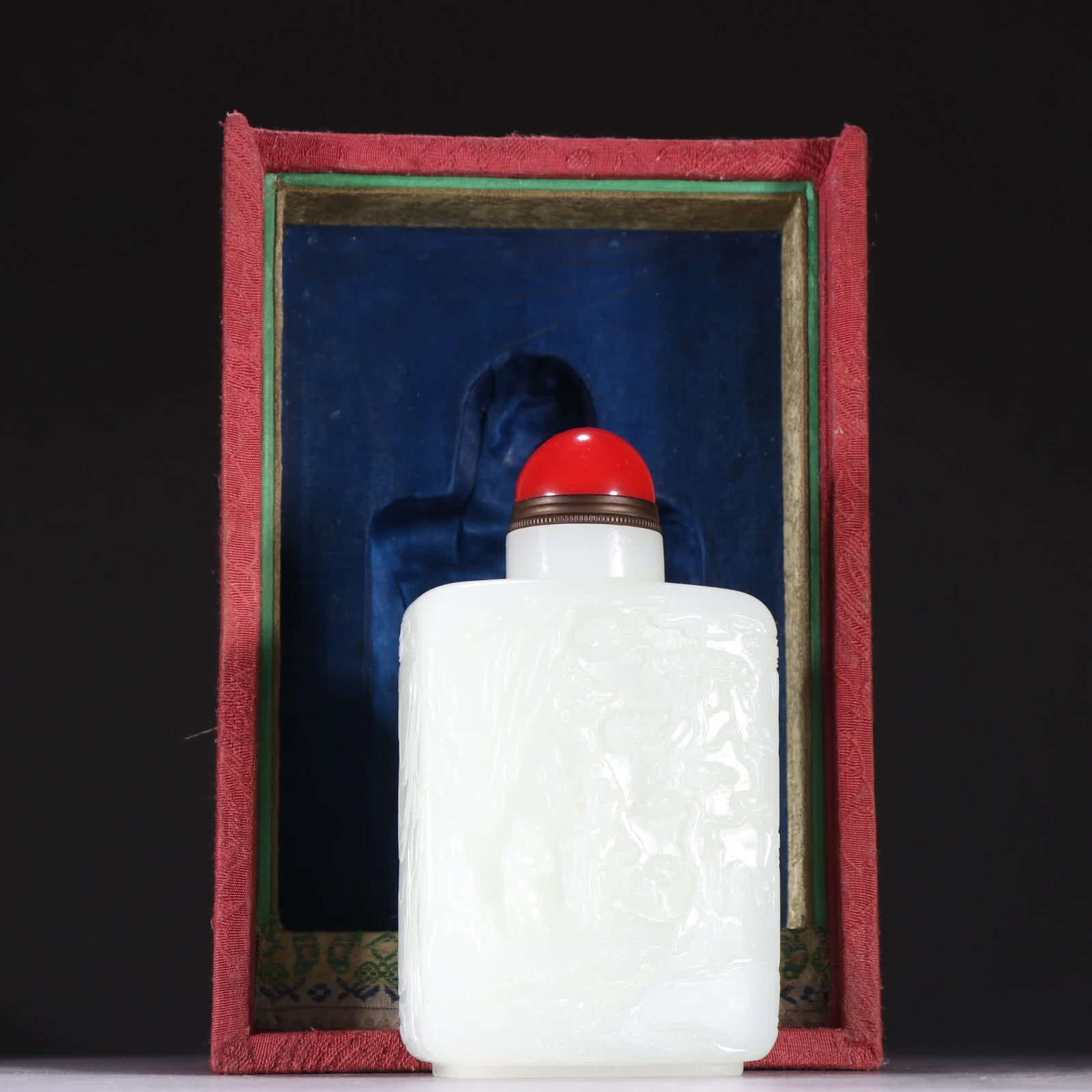 A snuff bottle featuring a Qing Dynasty Hetian jade character story: Qing Dynasty Hetian jade character story snuff bottle SIZE: H:11cm W:6.2cm W:336.6g (The Dimensions Of All Batches Are Manually Measured.If You Need More Detailed Information, Please Contact Our Custo