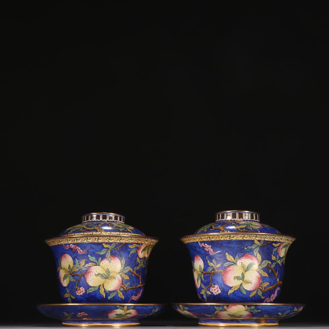 A pair of Qing dynasty bronze-bodied covered bowls with painted enamel longevity peach patterns: A pair of Qing dynasty bronze-bodied covered bowls painted with enamel longevity peach motifs SIZE: H:10cm W:9.8cm Total W:607.4g (The Dimensions Of All Batches Are Manually Measured.If You Need More 