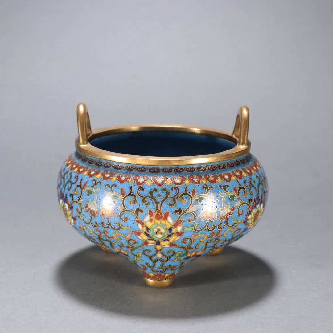 A Qing Dynasty bronze gilt cloisonne three-legged incense burner with lotus pattern and entwined: Qing Dynasty bronze gilt cloisonne three-legged incense burner with entwined lotus patterns SIZE: H:9.6cm W:11.8cm W:525.9g (The Dimensions Of All Batches Are Manually Measured.If You Need More Detail