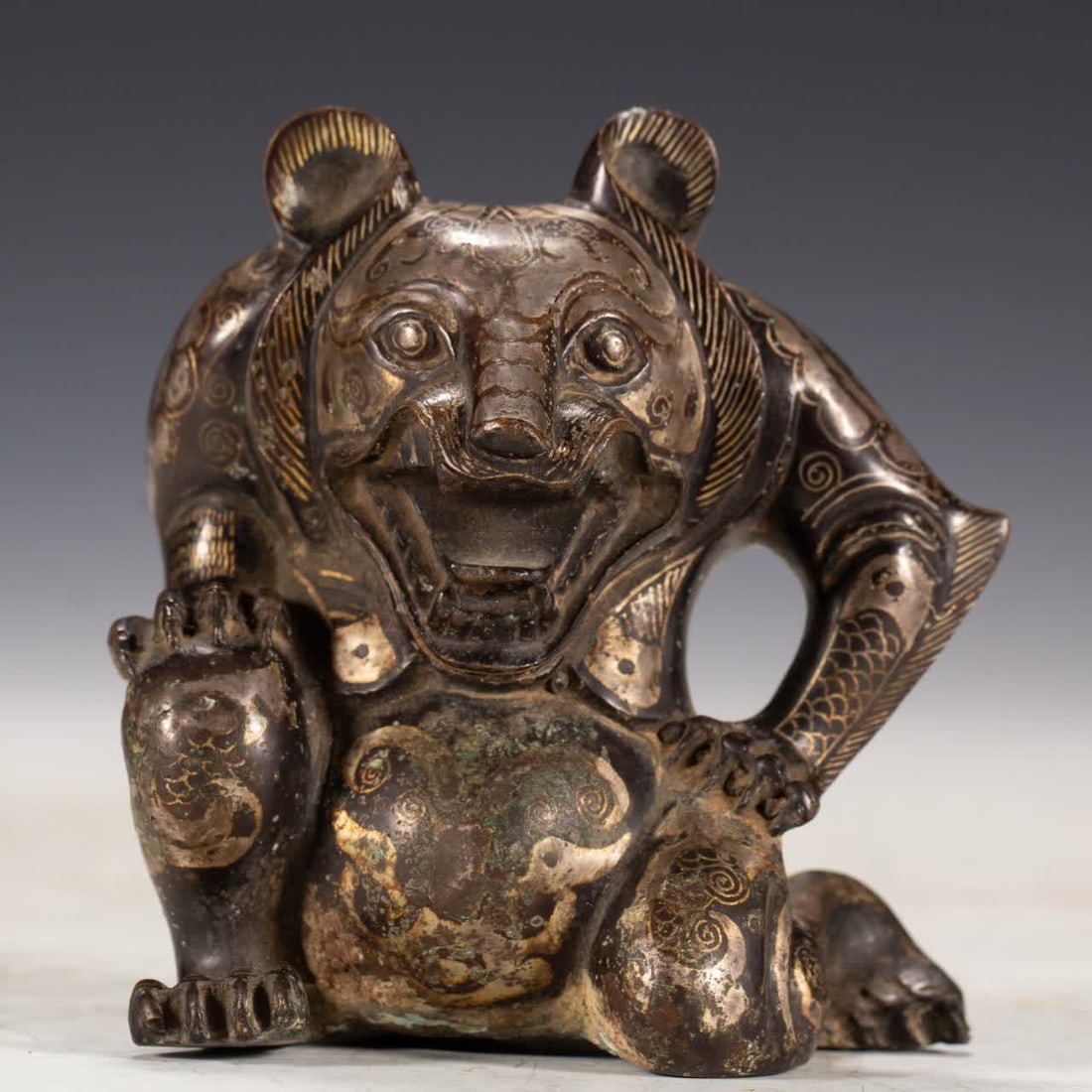 One piece is a Han Dynasty inlaid gold and silver beast: In the Han dynasty, gold and silver beasts were inlaid inlay SIZE: L:7cm W:5cm H:8cm W:270g (The Dimensions Of All Batches Are Manually Measured.If You Need More Detailed Information, Please Contact O