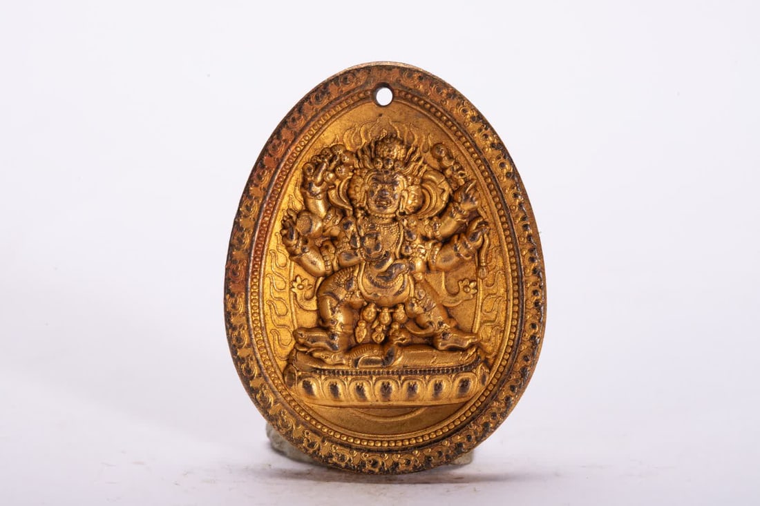 A Qing Dynasty bronze gilt plaque: Qing Dynasty bronze gilt plaque SIZE: L:4.5cm W:3.5cm W:40g (The Dimensions Of All Batches Are Manually Measured.If You Need More Detailed Information, Please Contact Our Customer Service Before Biddi