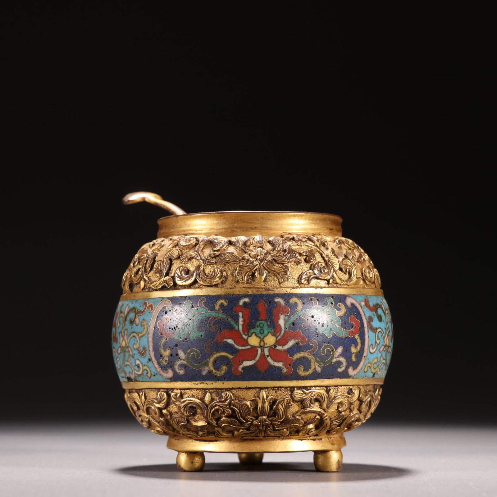 A piece from the Qing Dynasty: gilt bronze cloisonne water stew: Qing Dynasty: Gilt bronze cloisonne water stew SIZE: H:7cm, Abdominal diameter 6.6cm, W:213g (The Dimensions Of All Batches Are Manually Measured.If You Need More Detailed Information, Please Contact 