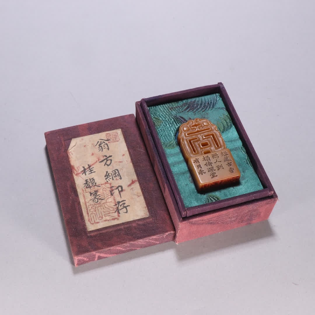 One is a seal with a fragrant osmanthus mark and a double-dragon knob seal made from Tianhuang stone: Guifu Mark: Tianhuang stone double-dragon knob seal SIZE: H:6.3cm W:3.3cm W:92.4g (The Dimensions Of All Batches Are Manually Measured.If You Need More Detailed Information, Please Contact Our Custome